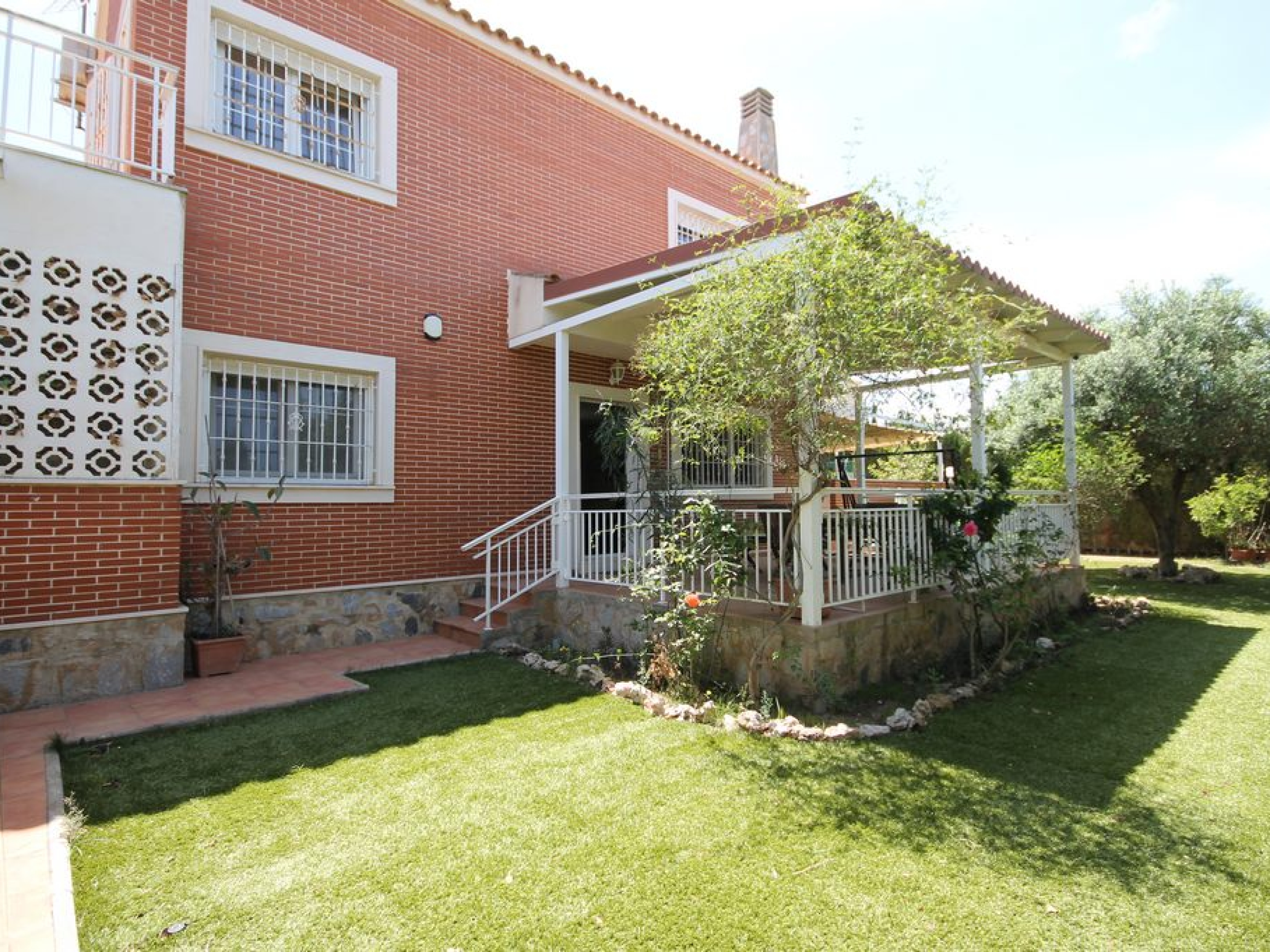 Semi detached villa with large garage and room for a pool