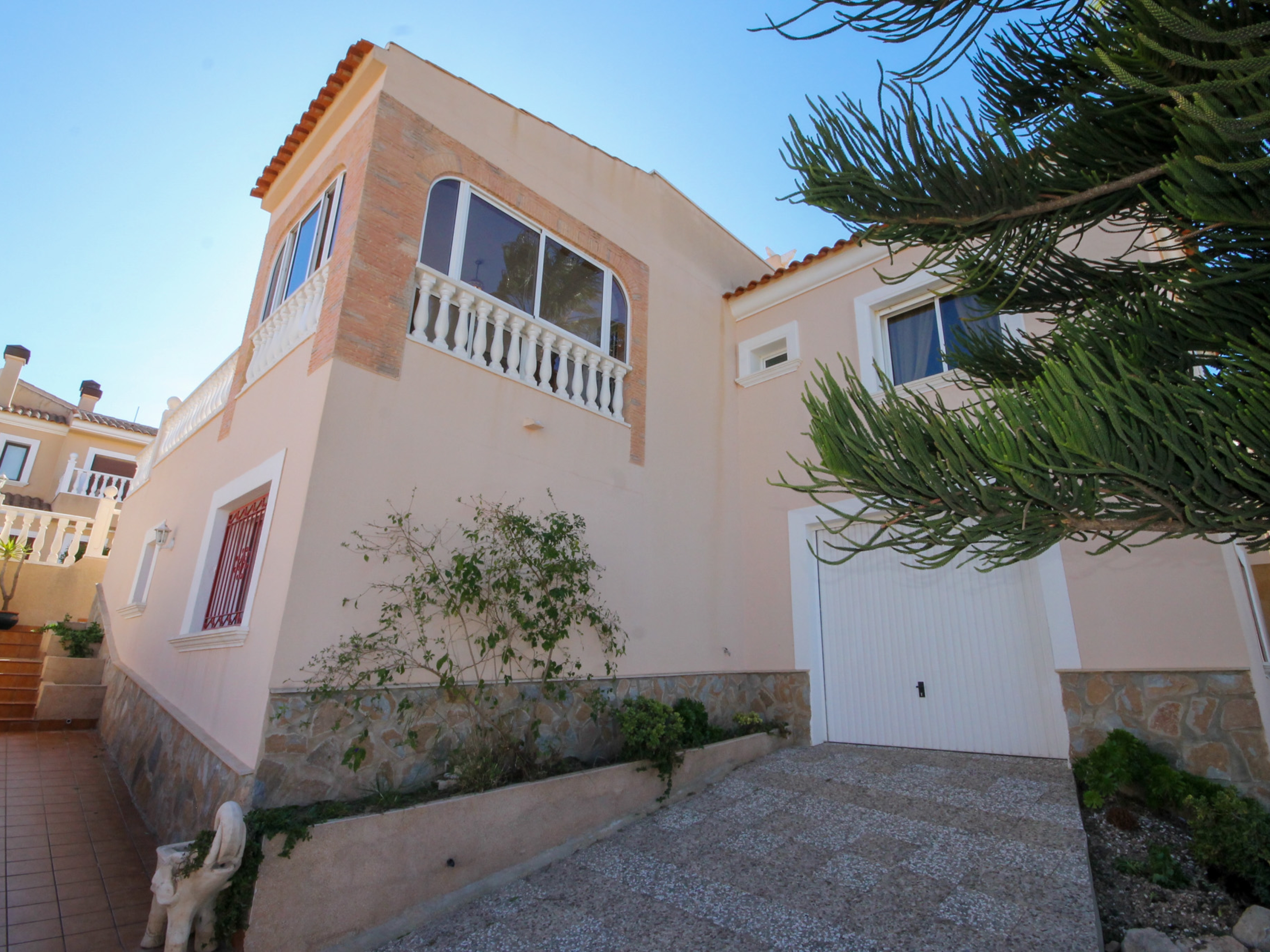SPACIOUS 3 BED DETACHED VILLA WITH COMMUNAL POOL