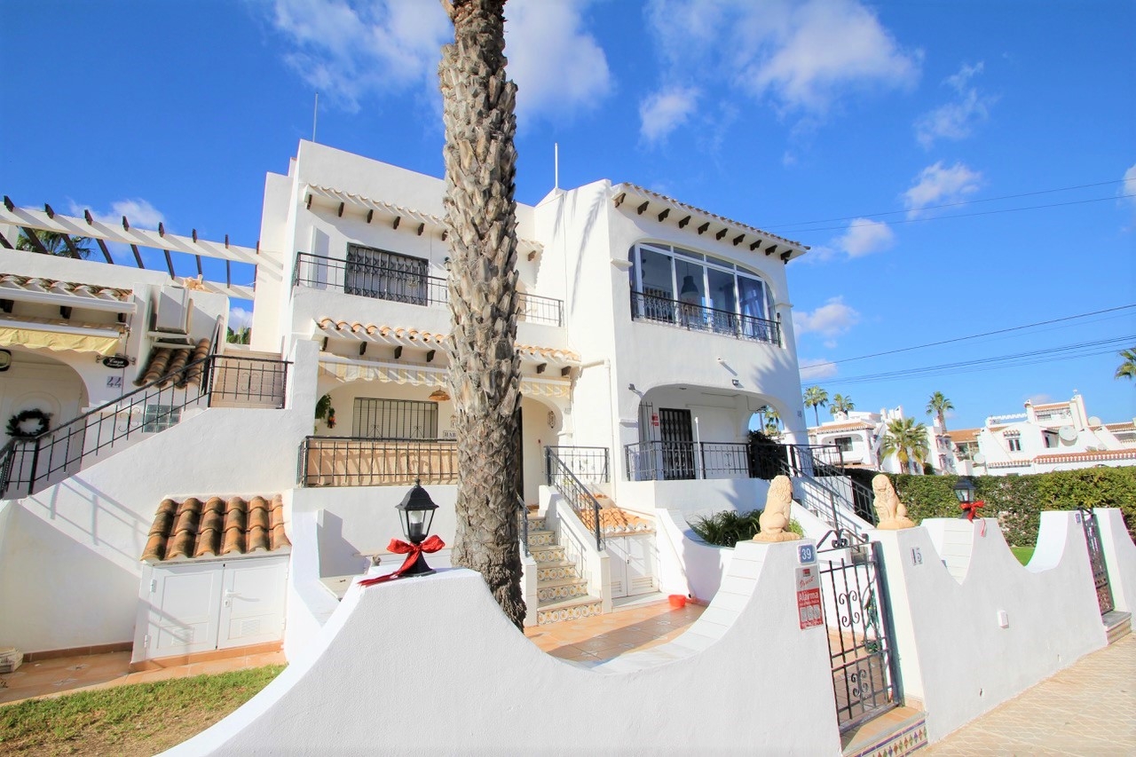 2 Bed Top Floor Apartment with Communal Pool and Roof Solarium