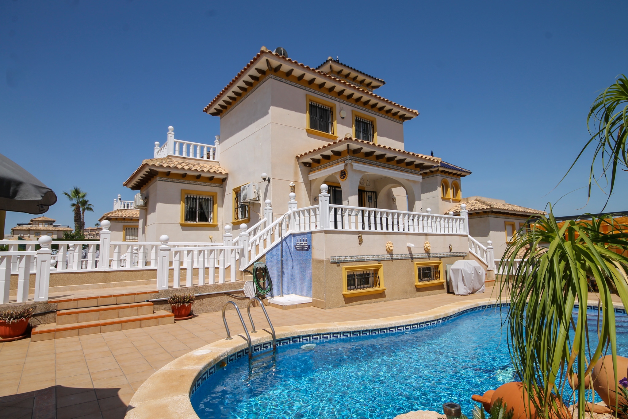 Immaculate 4 bed detached villa with pool