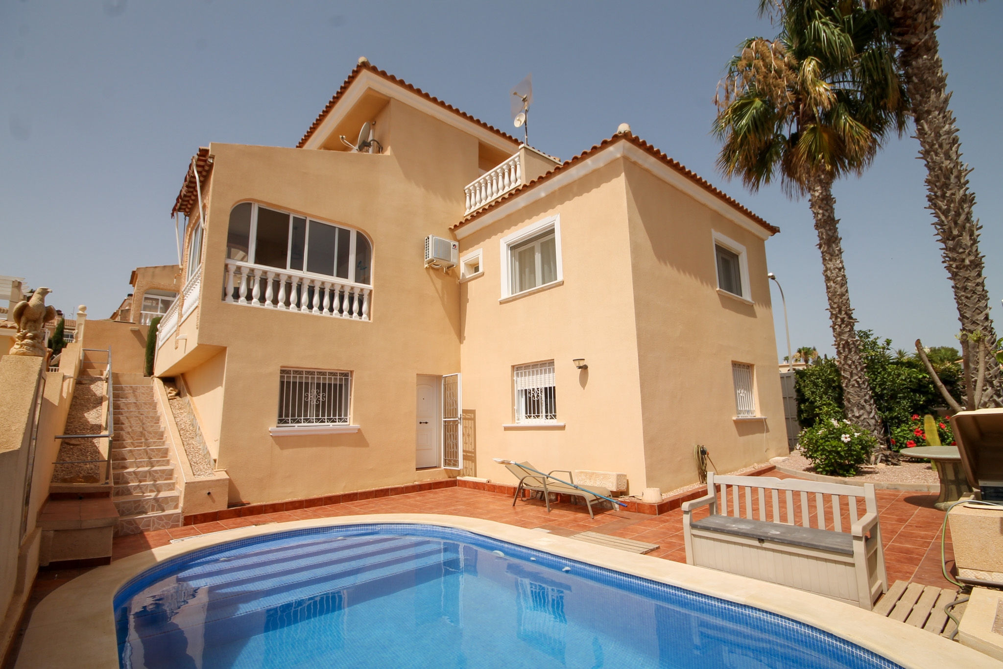 Four bedroom detached villa with pool