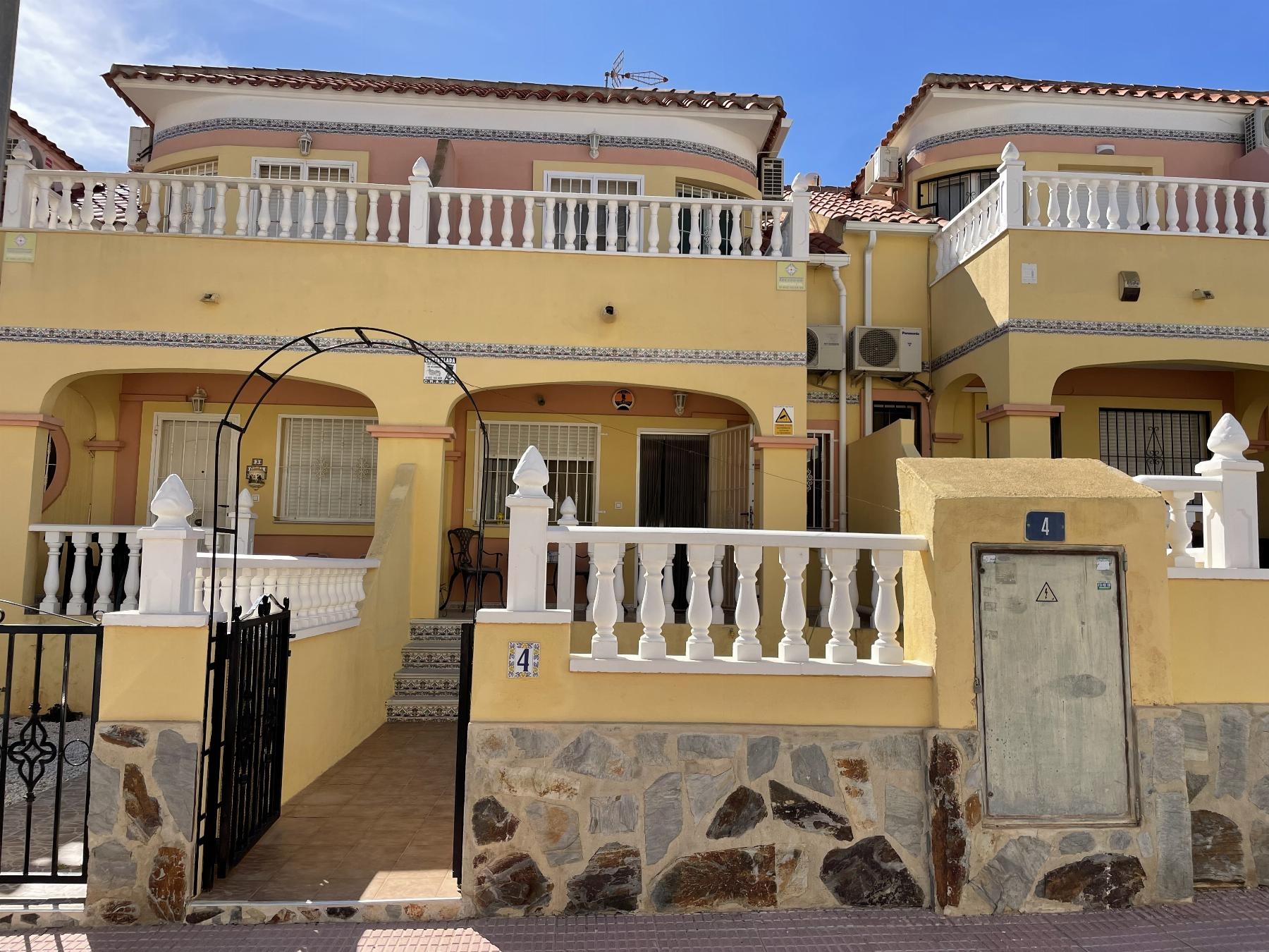 3 Bedroom house with communal pool