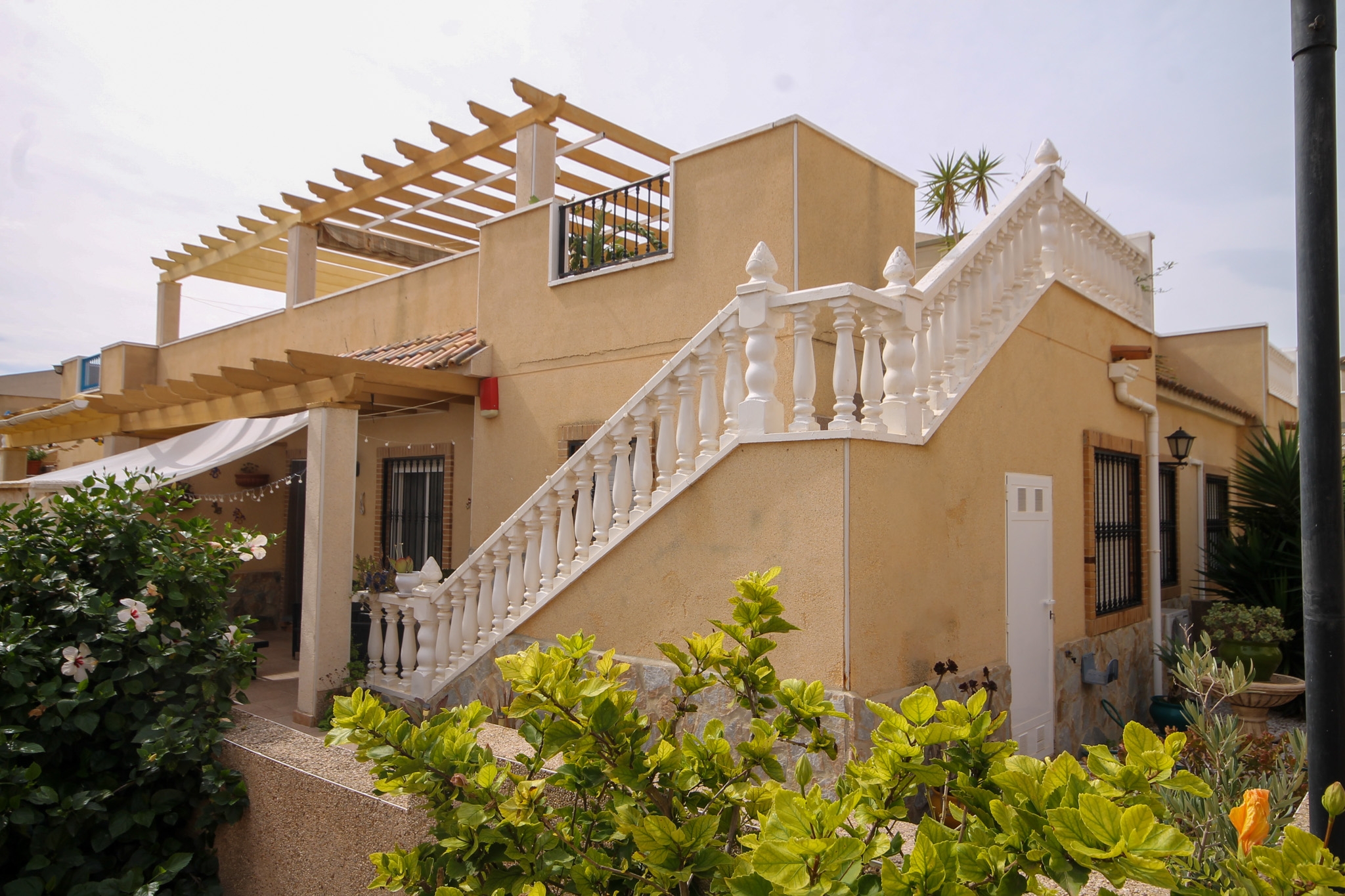 2 Bed corner house with large solarium