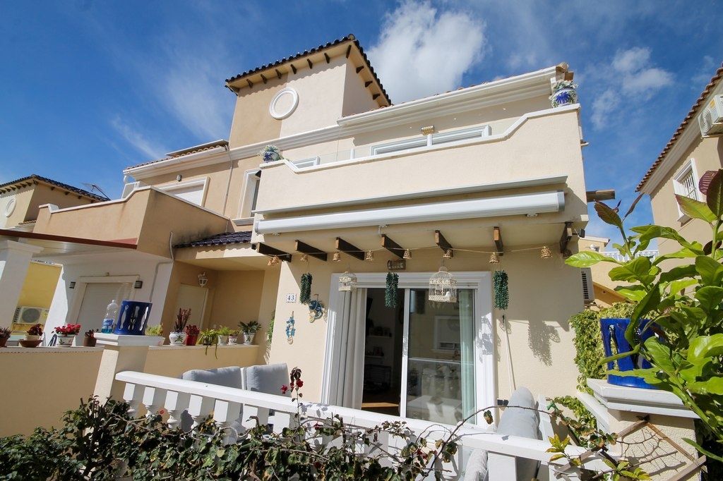 Fabulous 3 bedroom semi detached villa with pool