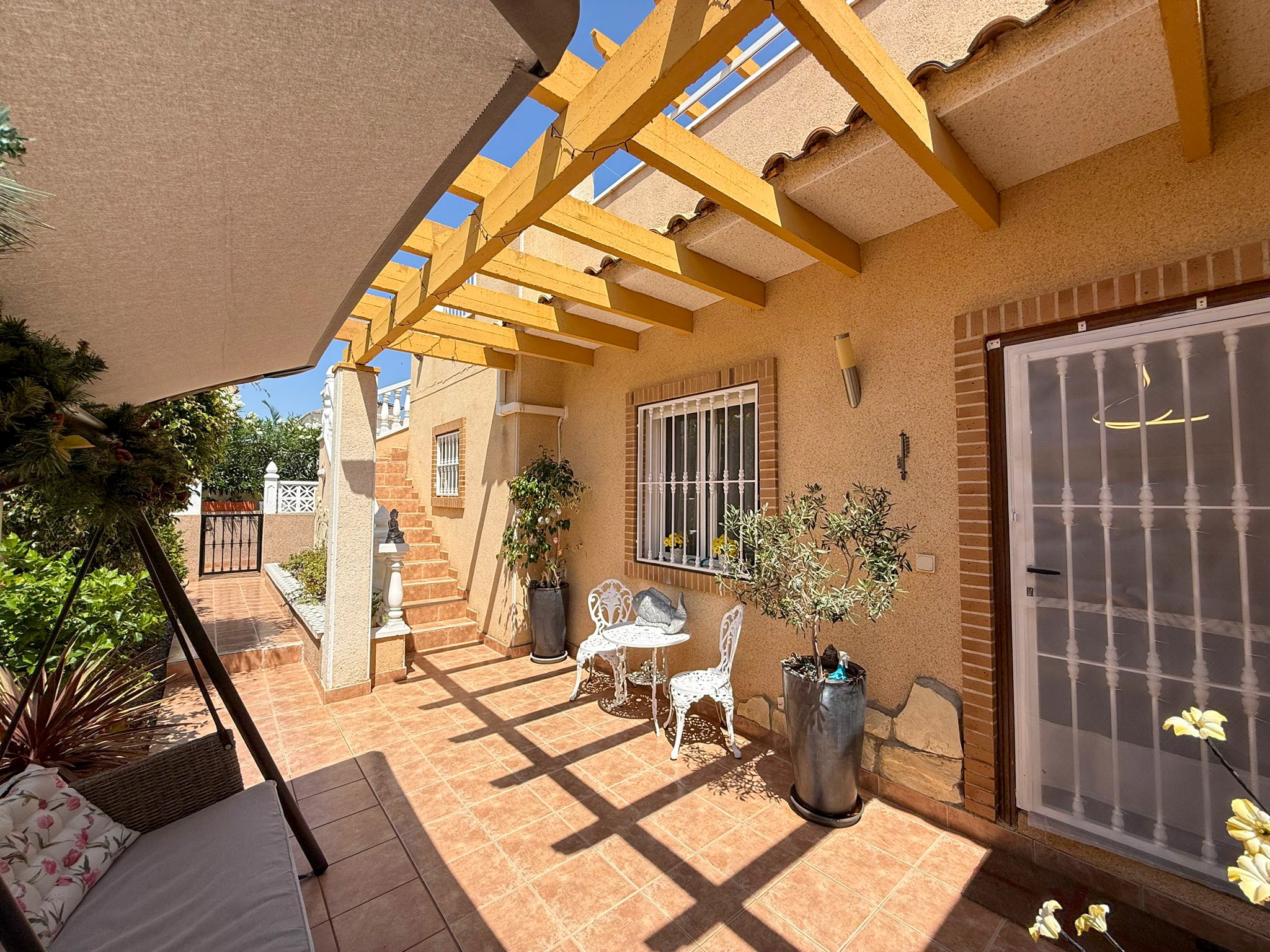 Immaculate 2 bed corner house with solarium