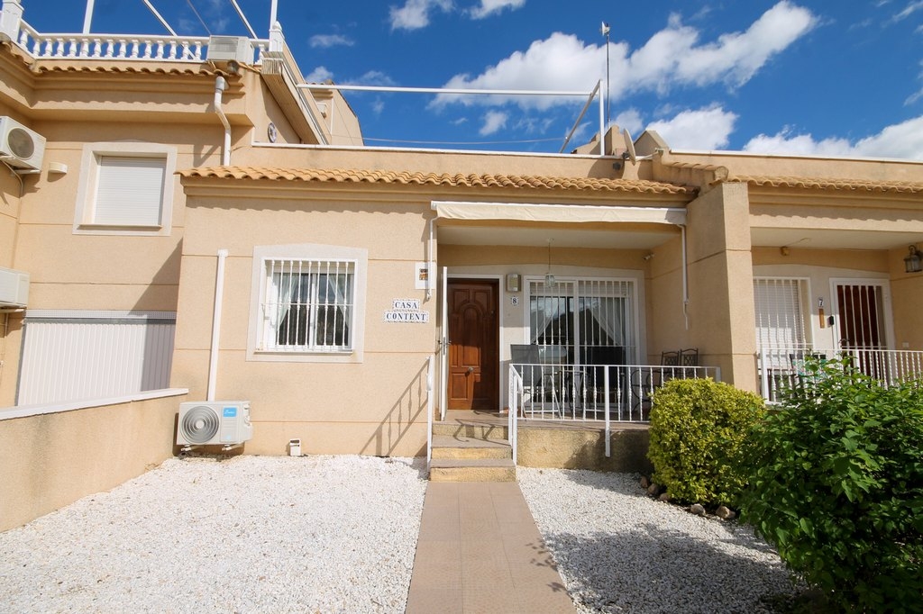 2 bed house with solarium and communal pool