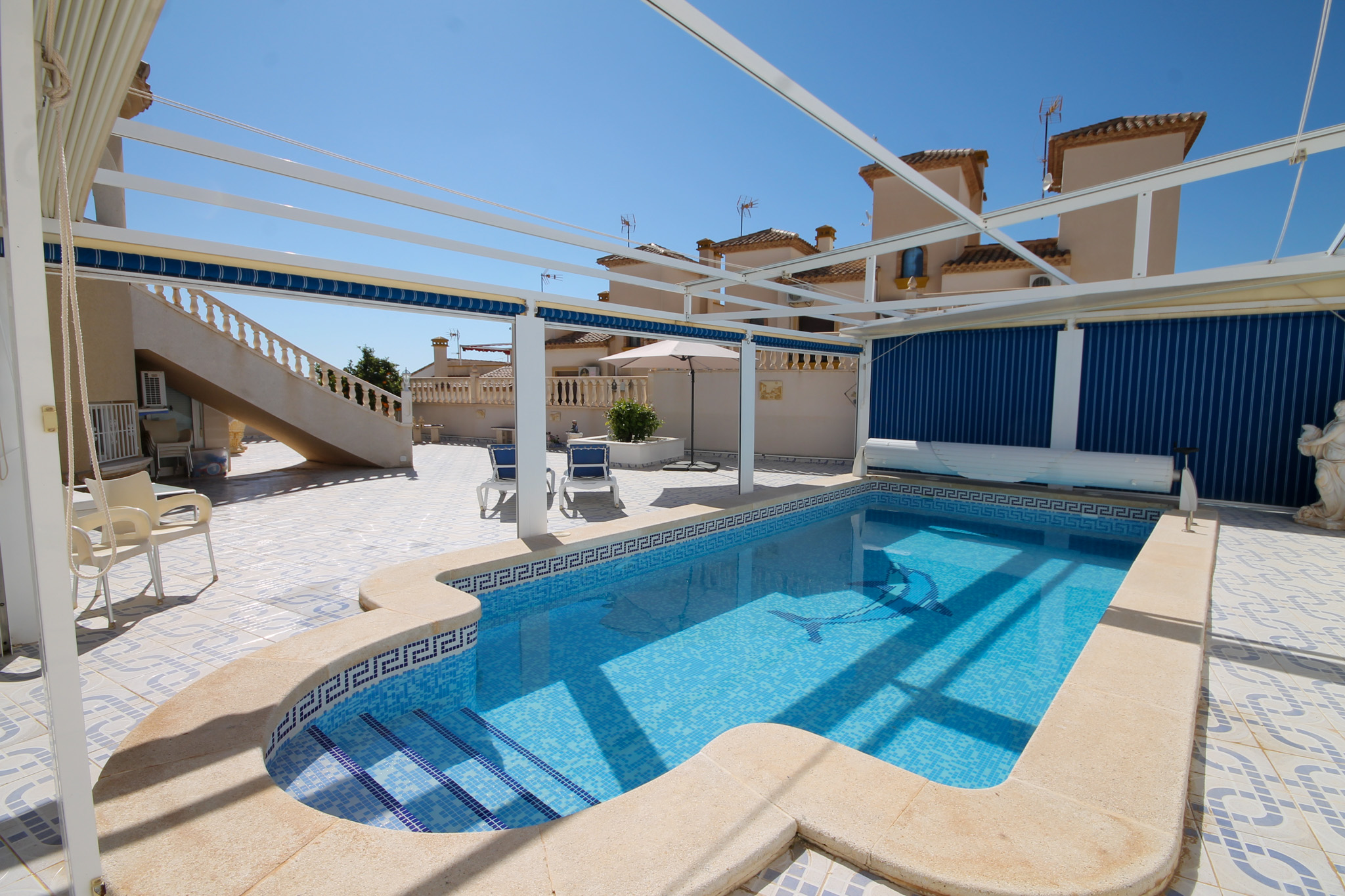 For Sale - Four Bed villa on large plot with heated pool -  - Alicante