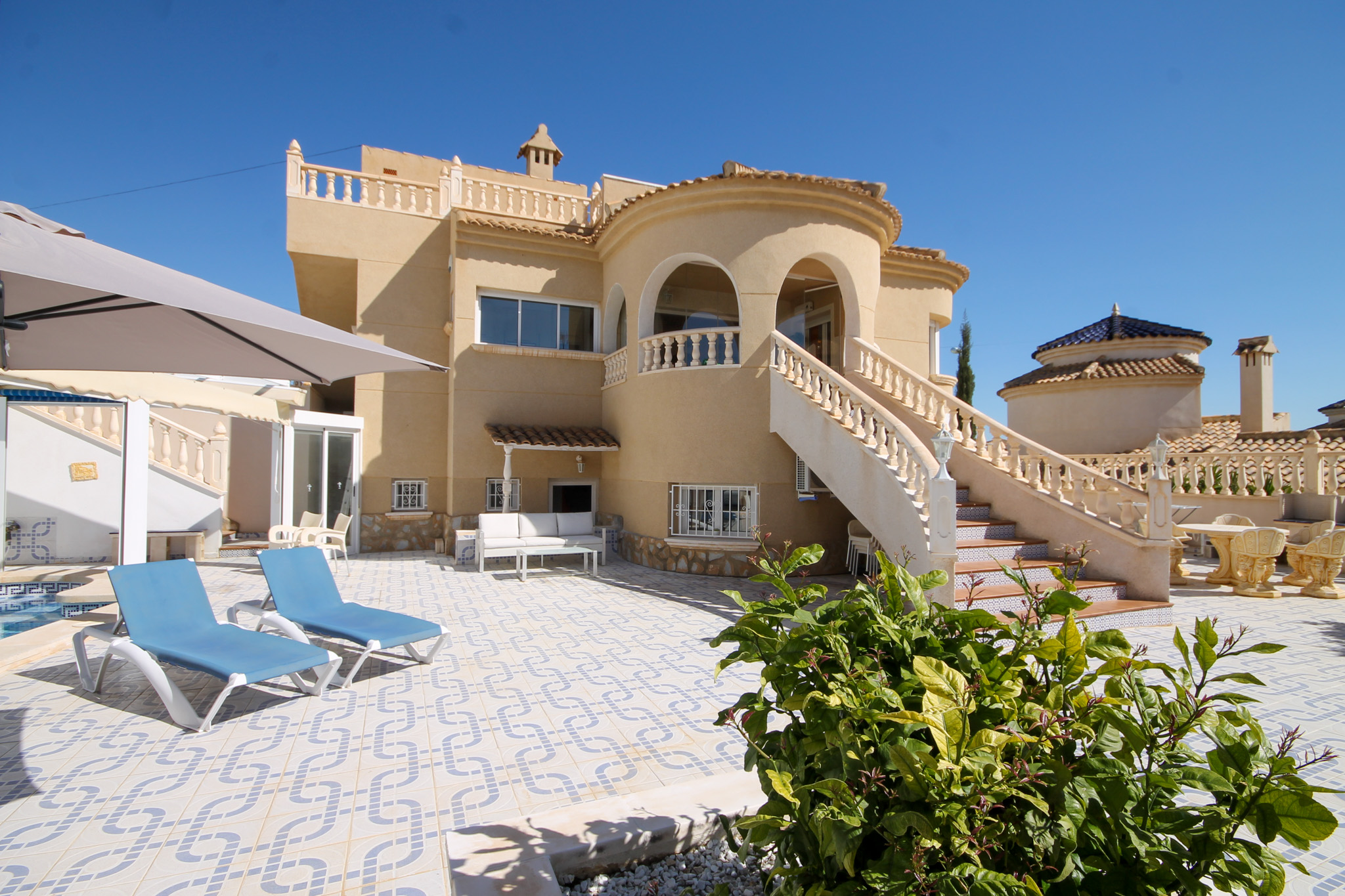 For Sale - Four Bed villa on large plot with heated pool -  - Alicante