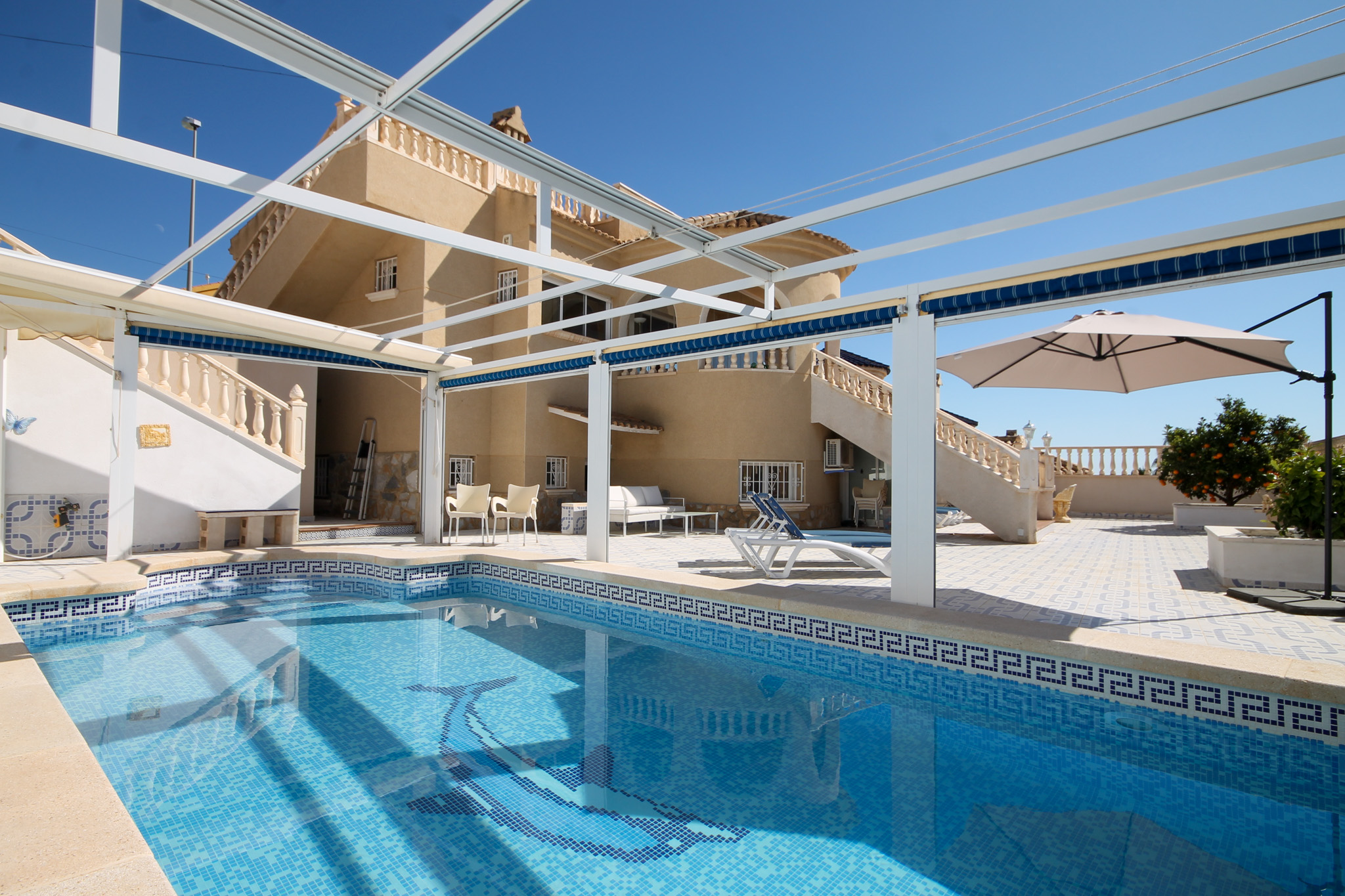 For Sale - Four Bed villa on large plot with heated pool -  - Alicante