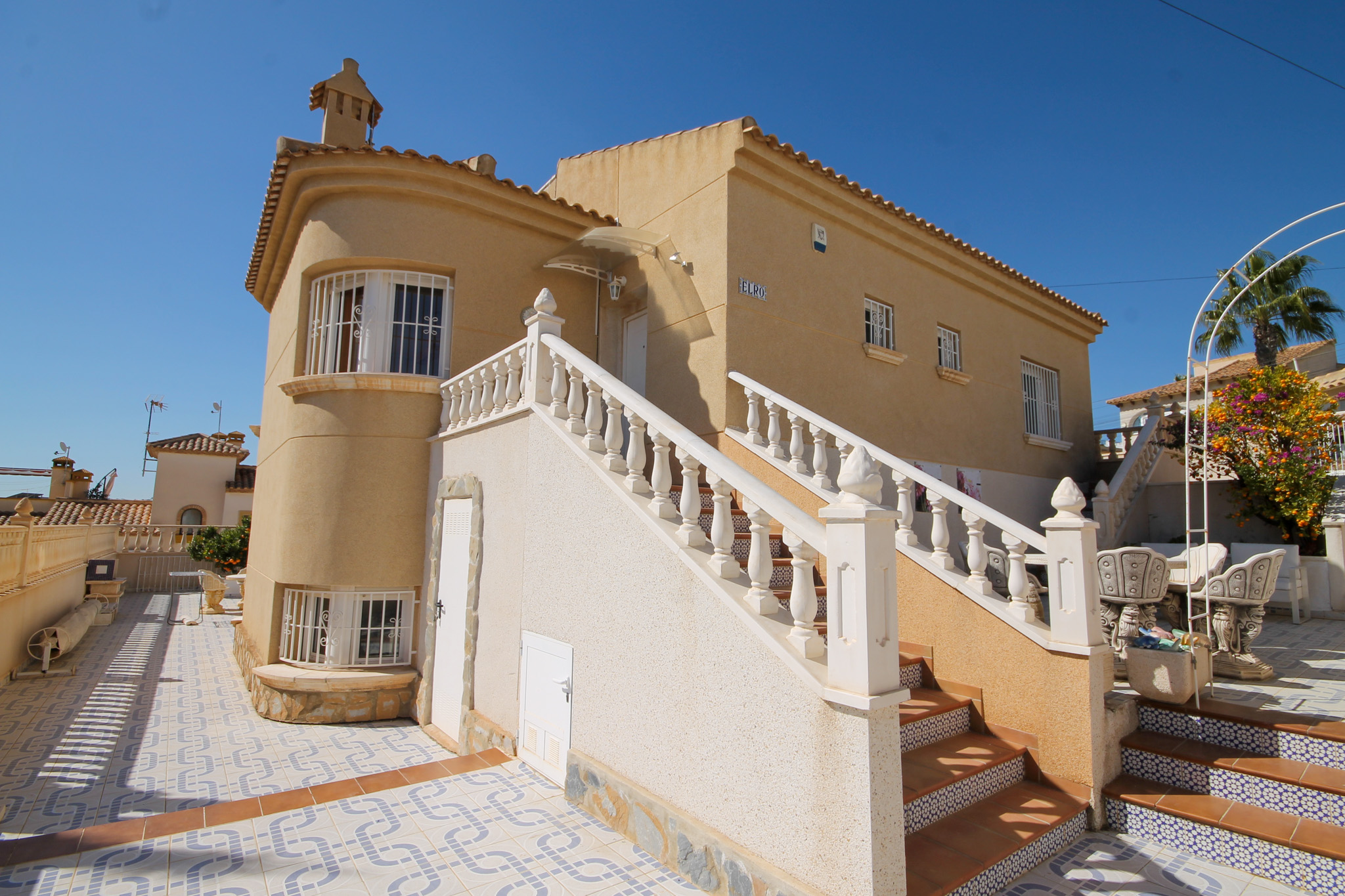 For Sale - Four Bed villa on large plot with heated pool -  - Alicante