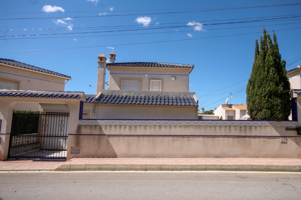 Detached villa with 2 beds, 3 baths and basement