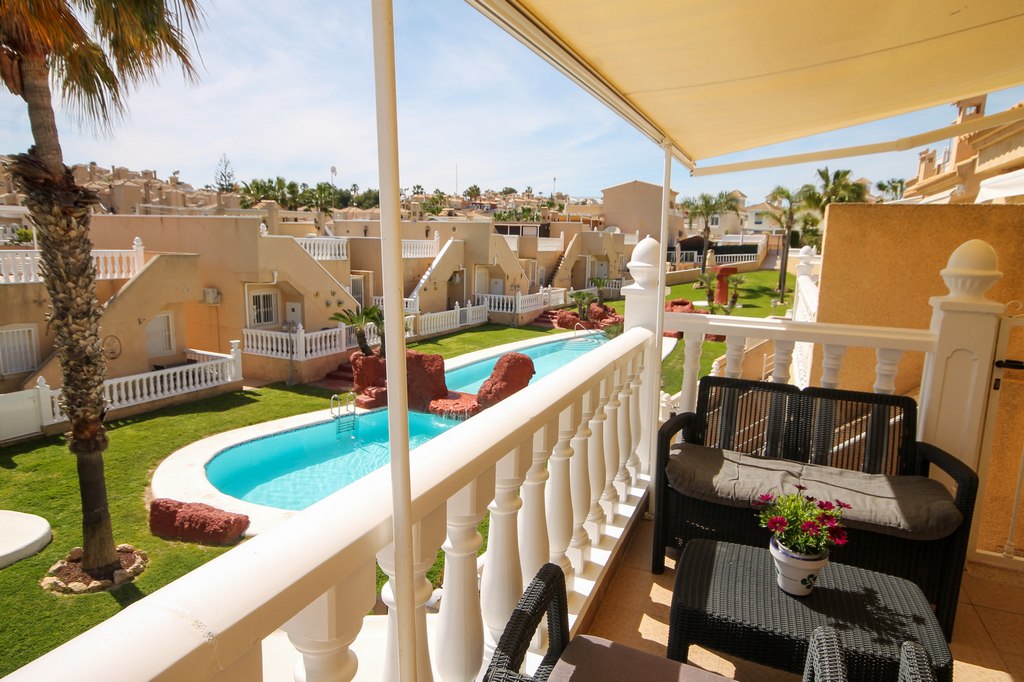 For Sale - Fabulous 4 bed house overlooking the pool -  - Alicante