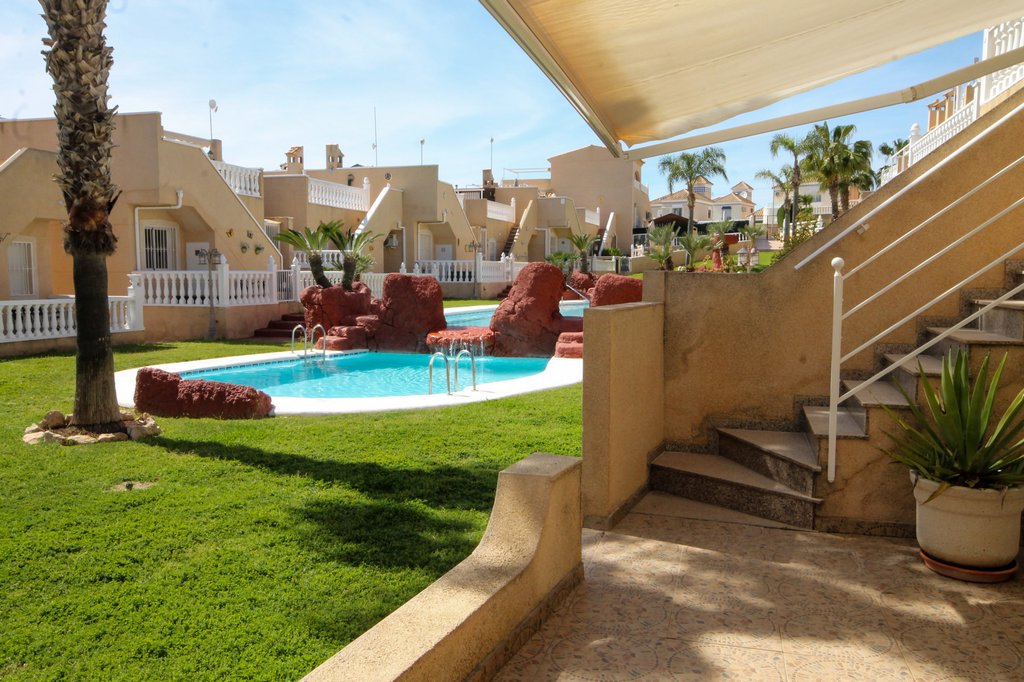 For Sale - Fabulous 4 bed house overlooking the pool -  - Alicante