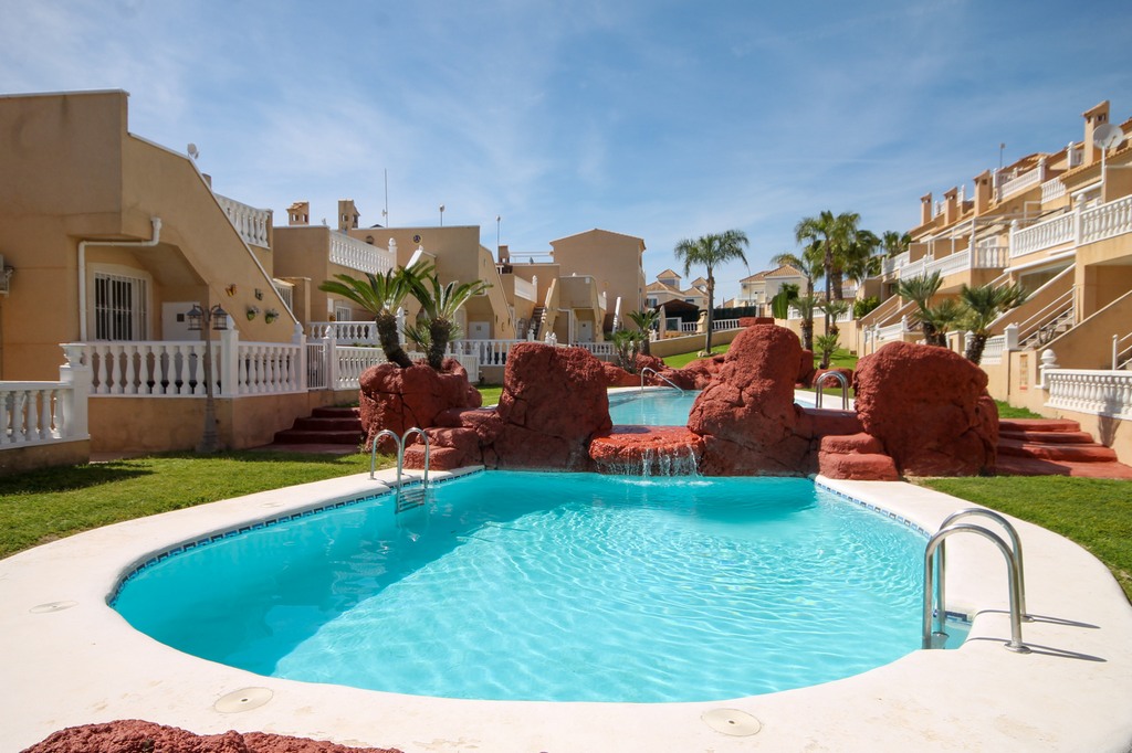 For Sale - Fabulous 4 bed house overlooking the pool -  - Alicante