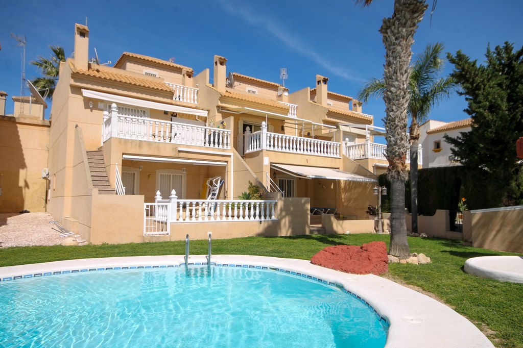 For Sale - Fabulous 4 bed house overlooking the pool -  - Alicante