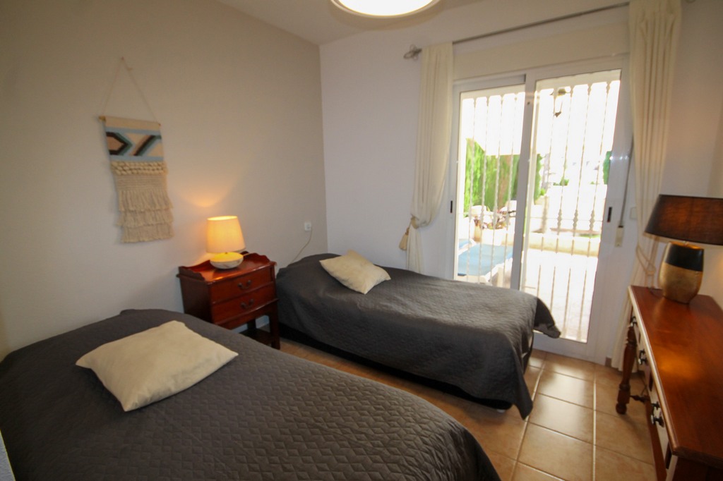 For Sale - Fabulous 4 bed house overlooking the pool -  - Alicante