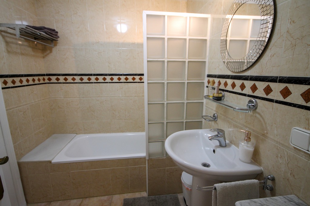 For Sale - Fabulous 4 bed house overlooking the pool -  - Alicante