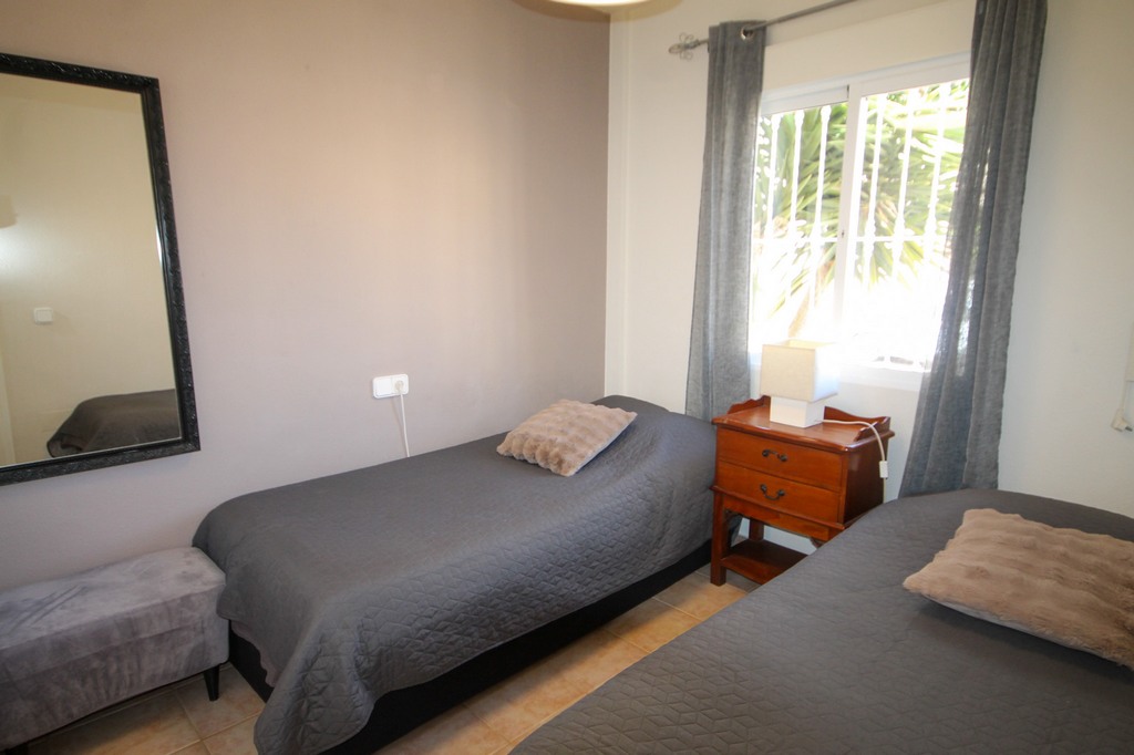 For Sale - Fabulous 4 bed house overlooking the pool -  - Alicante
