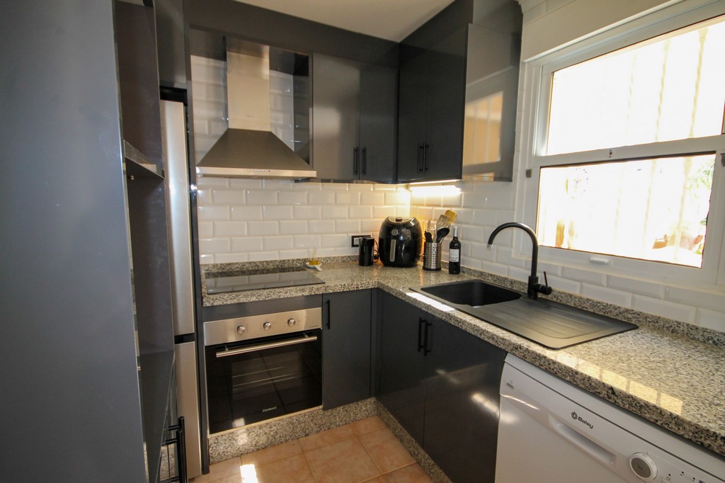 For Sale - Fabulous 4 bed house overlooking the pool -  - Alicante