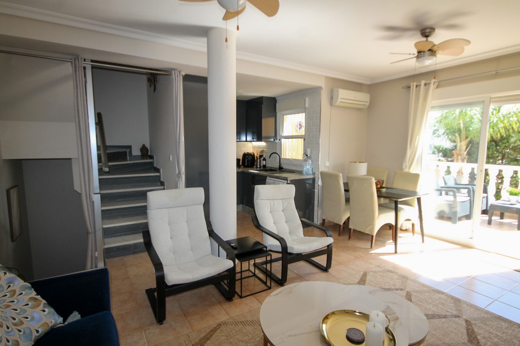 For Sale - Fabulous 4 bed house overlooking the pool -  - Alicante