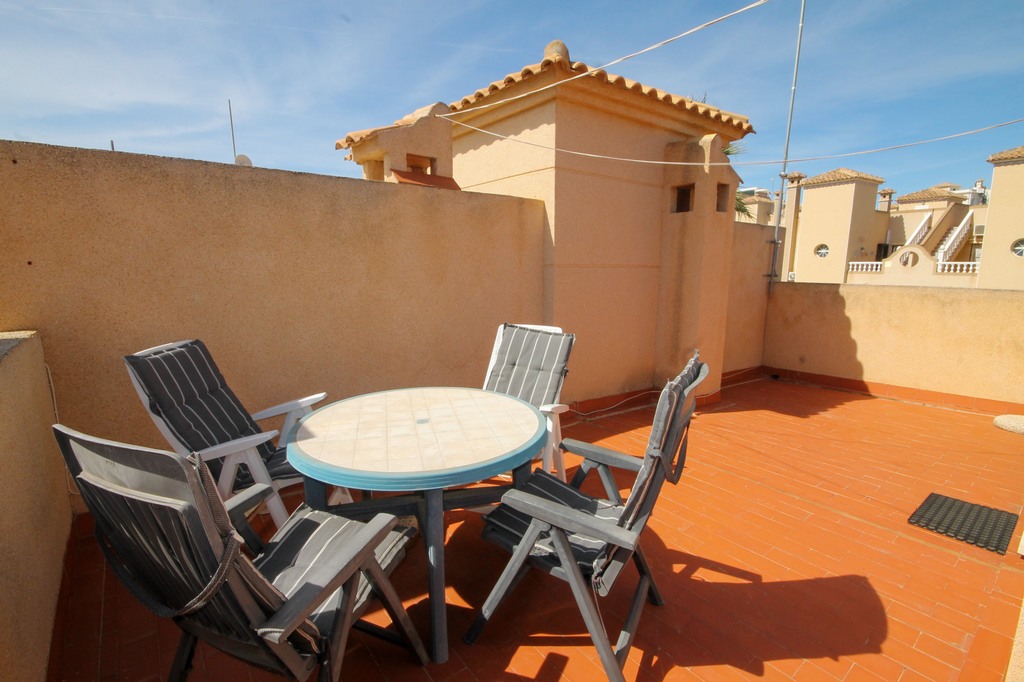 For Sale - Fabulous 4 bed house overlooking the pool -  - Alicante