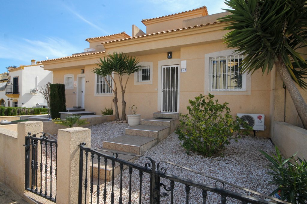 For Sale - Fabulous 4 bed house overlooking the pool -  - Alicante