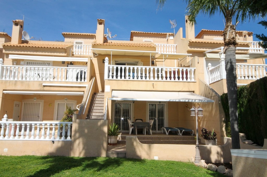 Fabulous 4 bed house overlooking the pool
