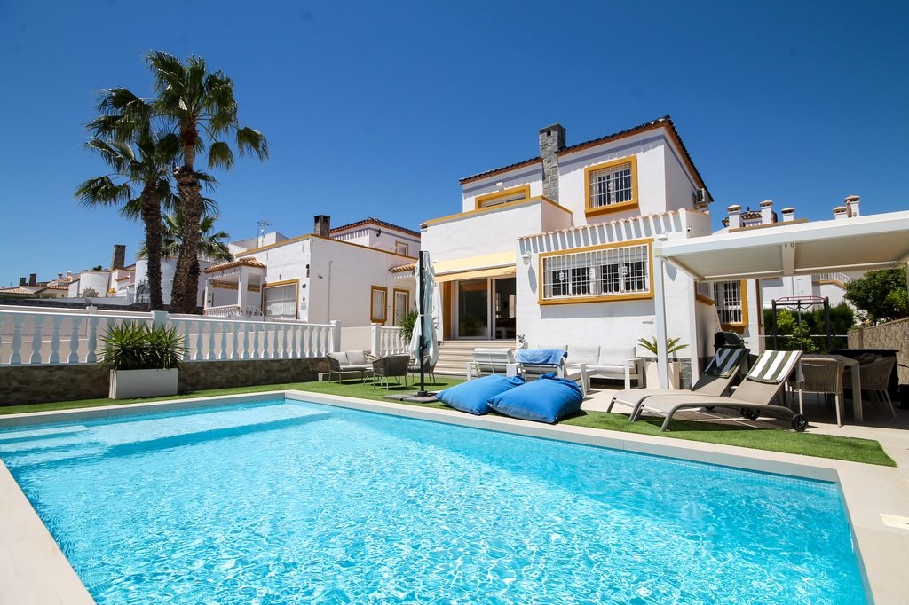 Stunning 3 bed detached villa with pool