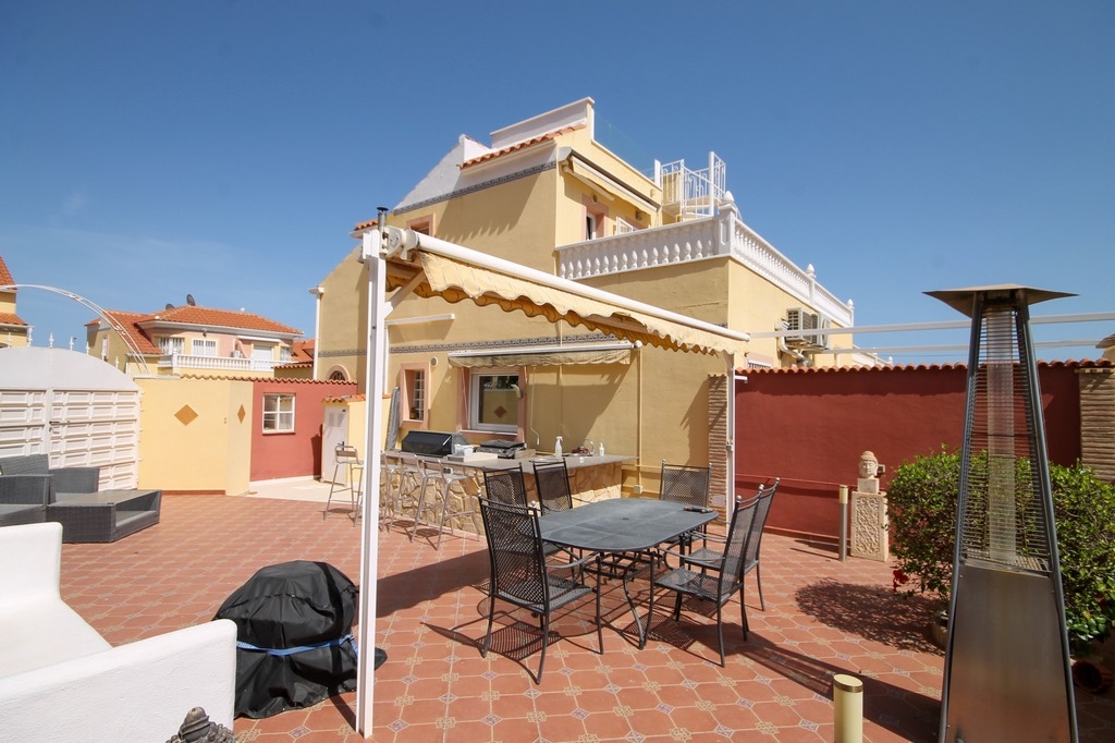 3 Bed, 2 Bath End House with Large Garden