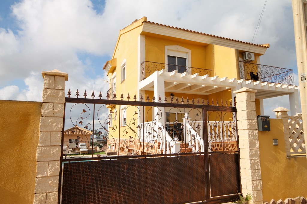 For Sale - Semi detached house with pool and basement -  - Alicante