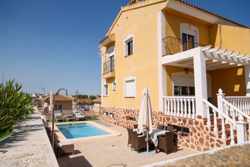 Semi detached house with pool and basement
