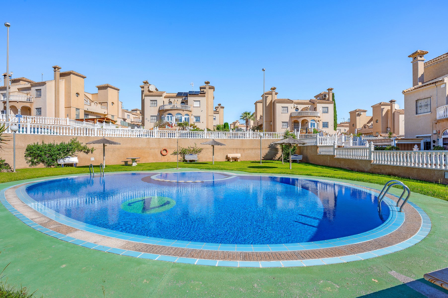 For Sale - 3 Bedroom 2 Bathroom Villa in Villamartin - Villamartin  - Alicante