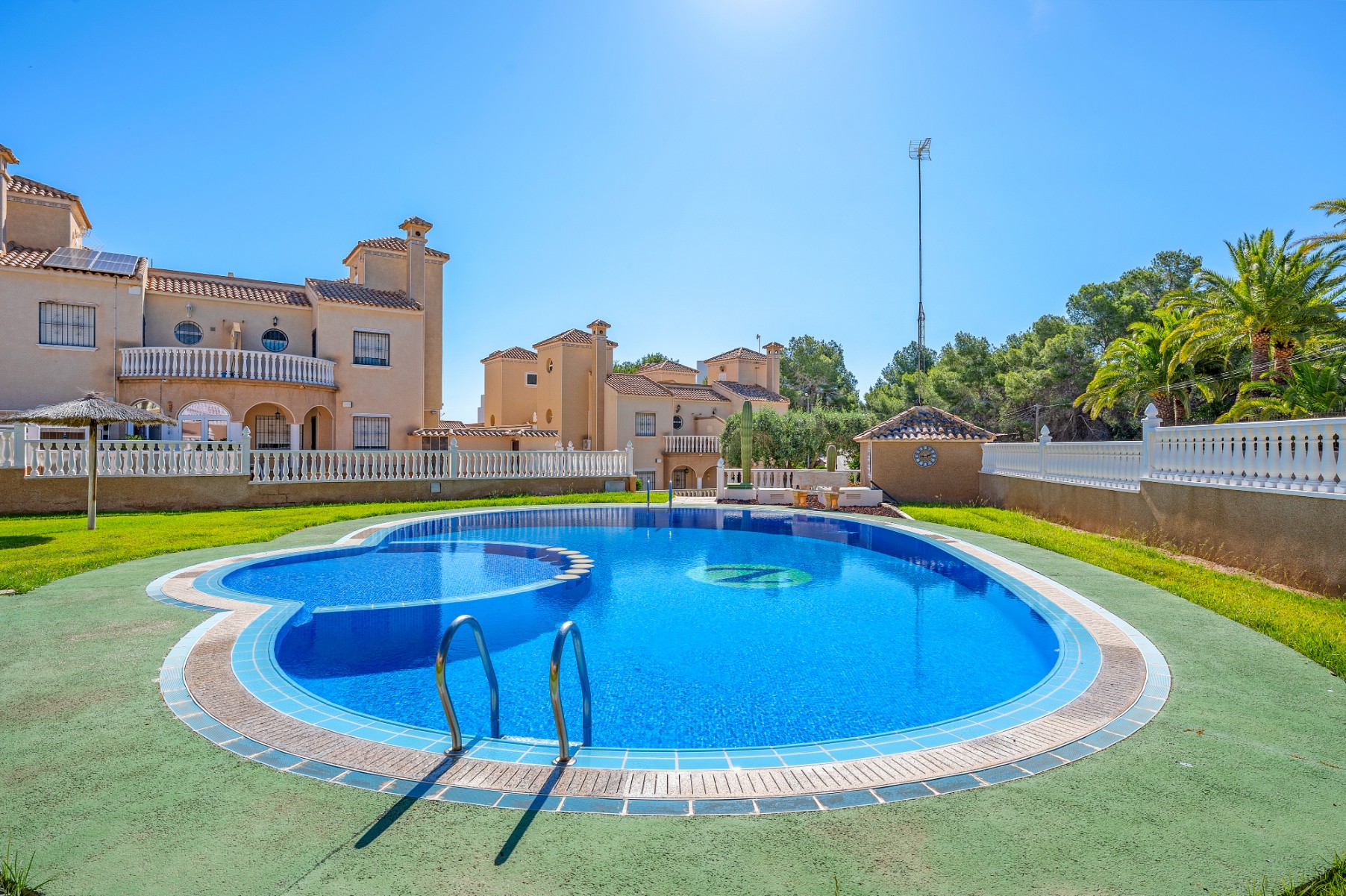 For Sale - 3 Bedroom 2 Bathroom Villa in Villamartin - Villamartin  - Alicante