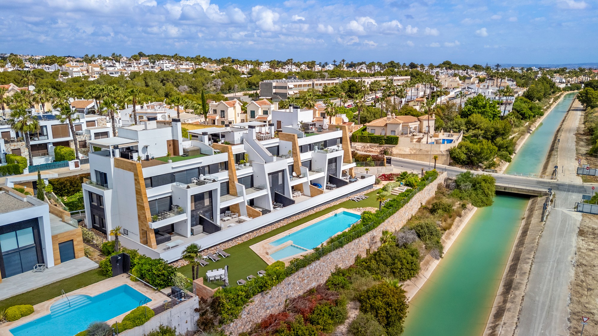 For Sale - 2 Bedroom 2 Bathroom Apartment - Top Floor Apartment in Villamartin - Villamartin  - Alicante