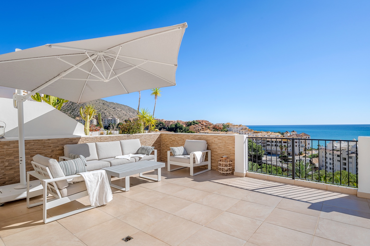 For Sale - 3 Bedroom 2 Bathroom Apartment - Top Floor Apartment in Altea - Mascarat  - Alicante