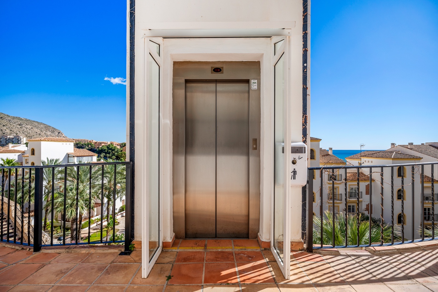 For Sale - 3 Bedroom 2 Bathroom Apartment - Top Floor Apartment in Altea - Mascarat  - Alicante