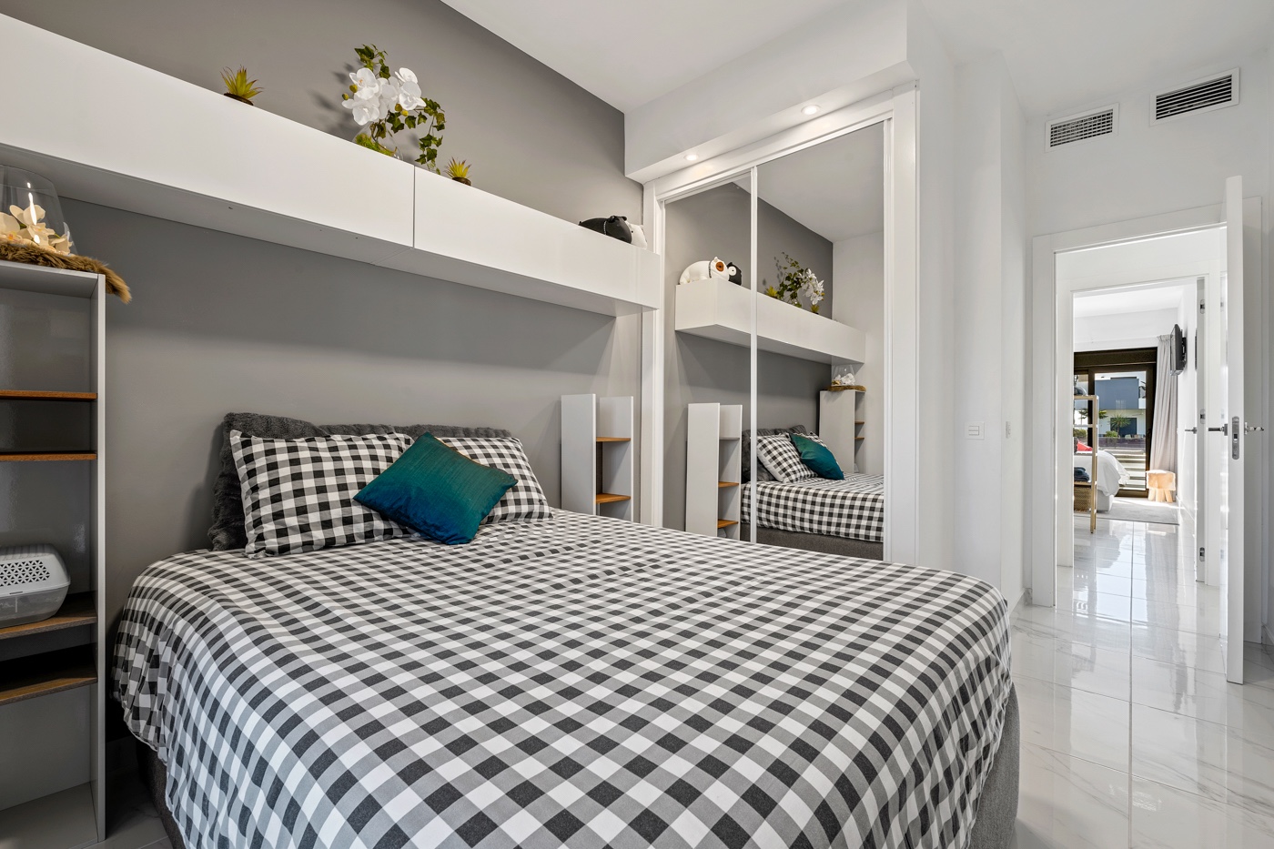 For Sale - 2 Bedroom 2 Bathroom Apartment - Top Floor Apartment in Guardamar del Segura - El Raso  - Alicante