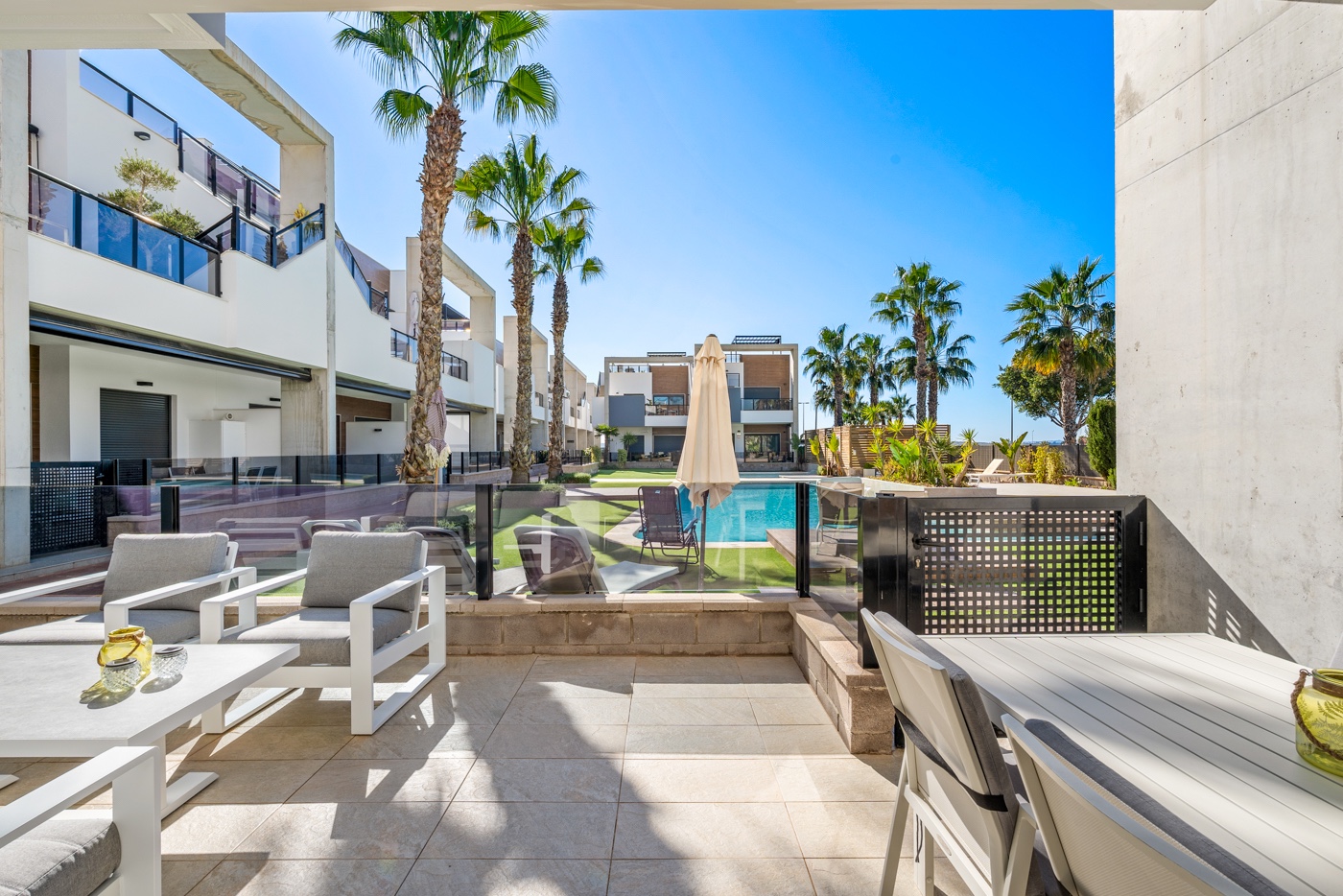For Sale - 2 Bedroom 2 Bathroom Apartment - Top Floor Apartment in Guardamar del Segura - El Raso  - Alicante