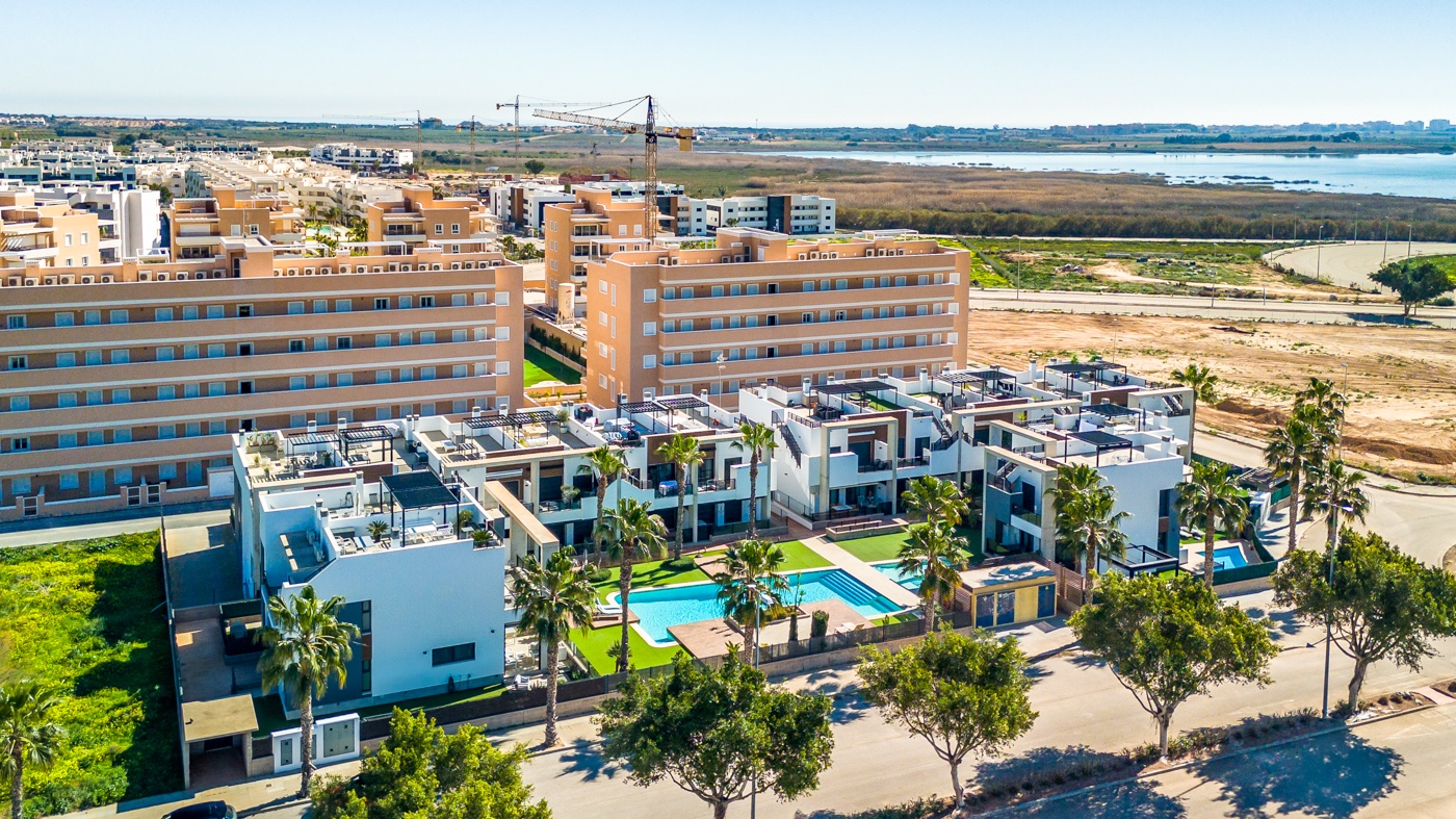 For Sale - 2 Bedroom 2 Bathroom Apartment - Top Floor Apartment in Guardamar del Segura - El Raso  - Alicante