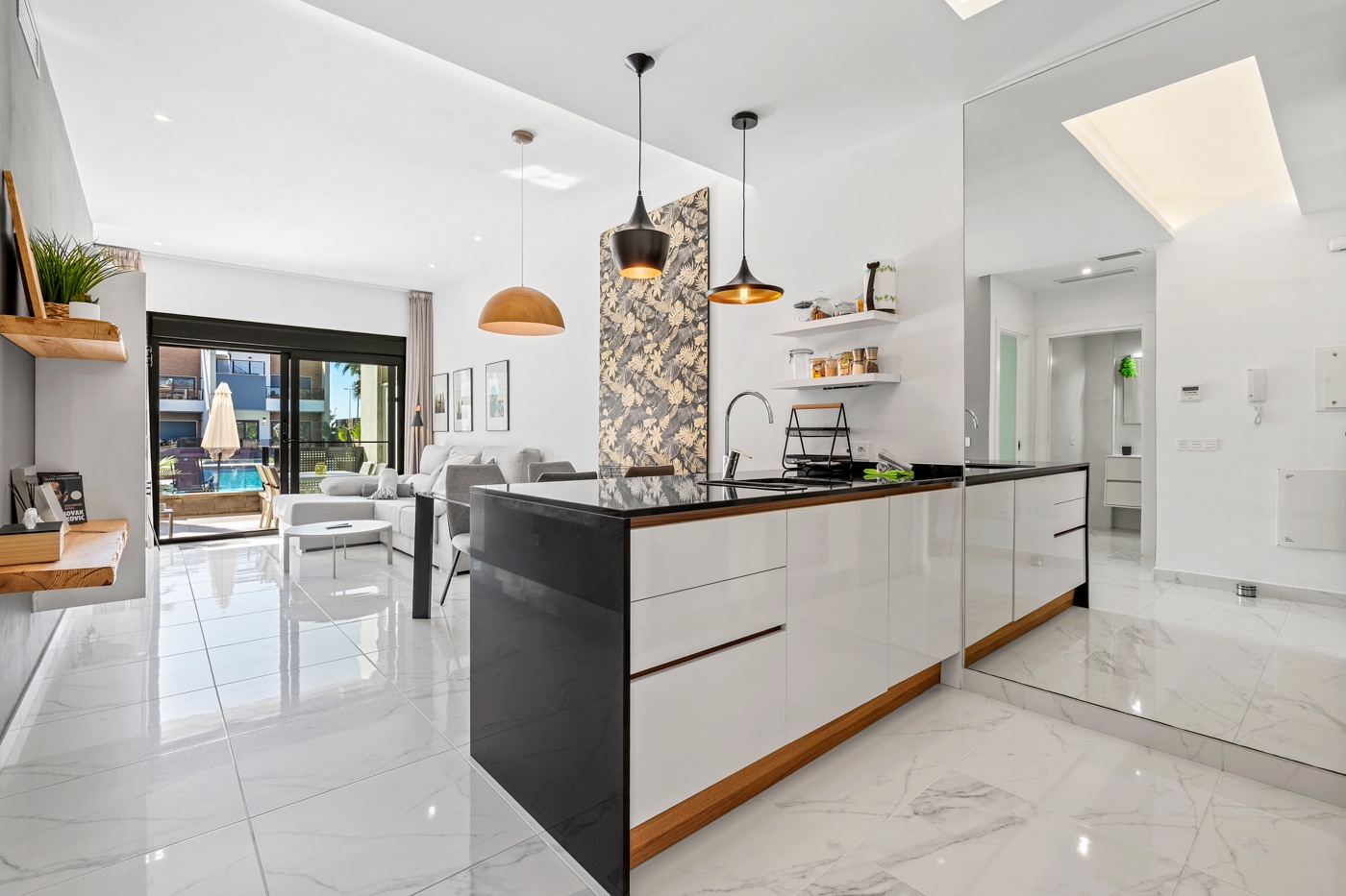 For Sale - 2 Bedroom 2 Bathroom Apartment - Top Floor Apartment in Guardamar del Segura - El Raso  - Alicante