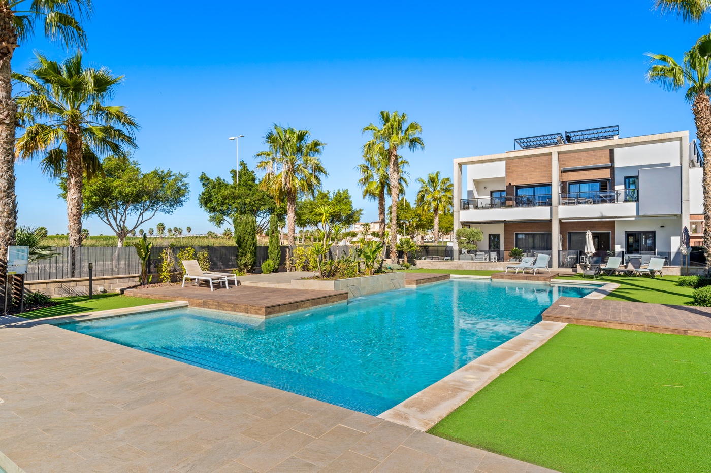 For Sale - 2 Bedroom 2 Bathroom Apartment - Top Floor Apartment in Guardamar del Segura - El Raso  - Alicante