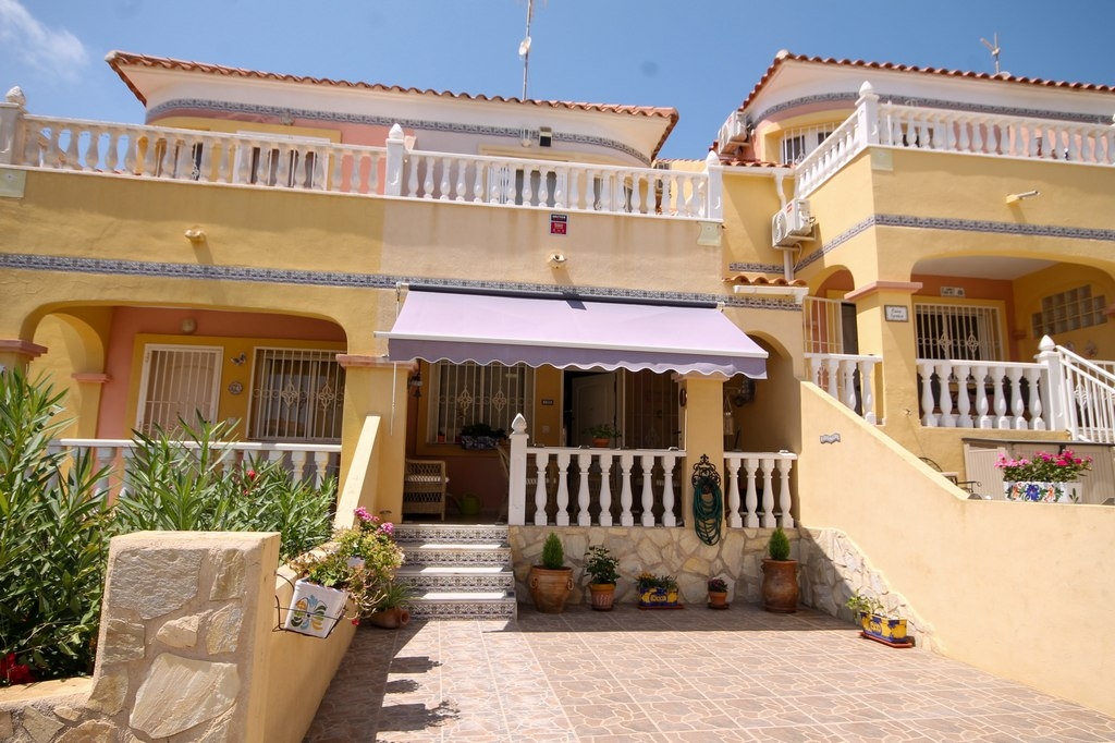 4 Bed, 2 bath house with heated pools