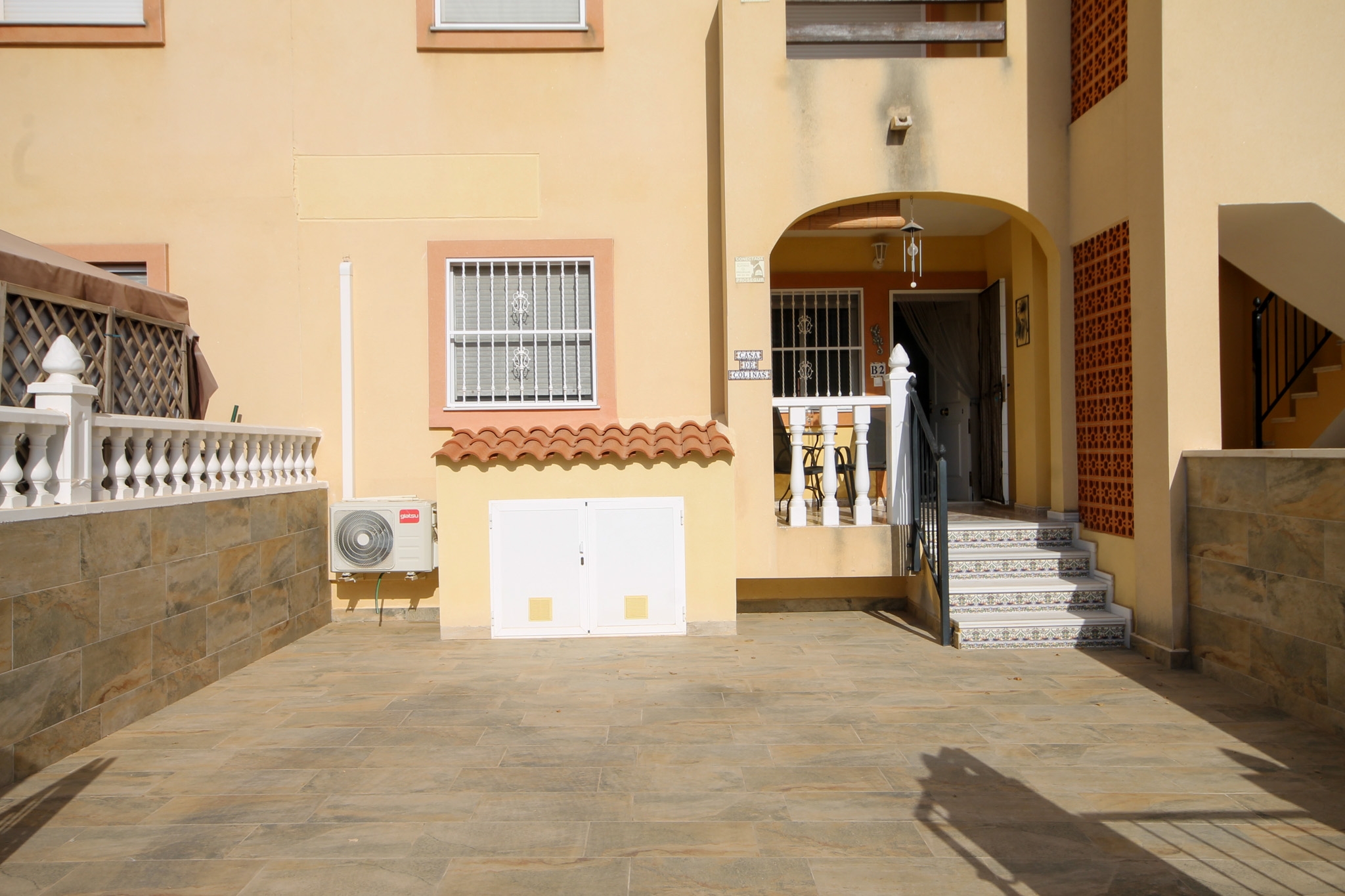Well presented 2 bed apartment with large front and rear patios.