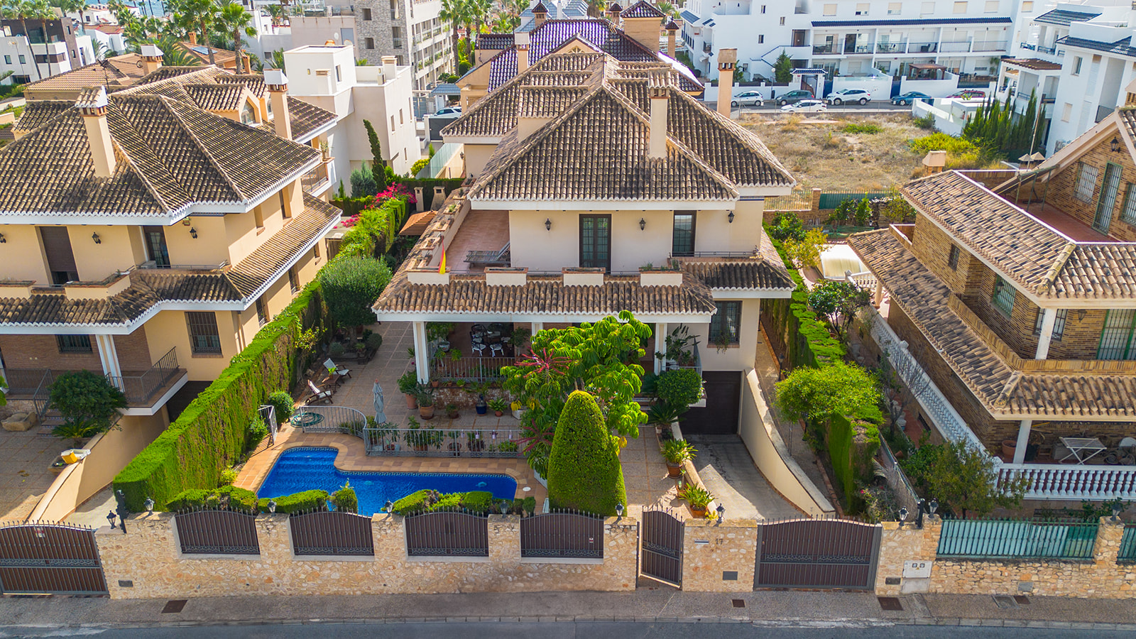 For Sale - 6 Bedroom 6 Bathroom Villa in Torrevieja - La Veleta  - Alicante