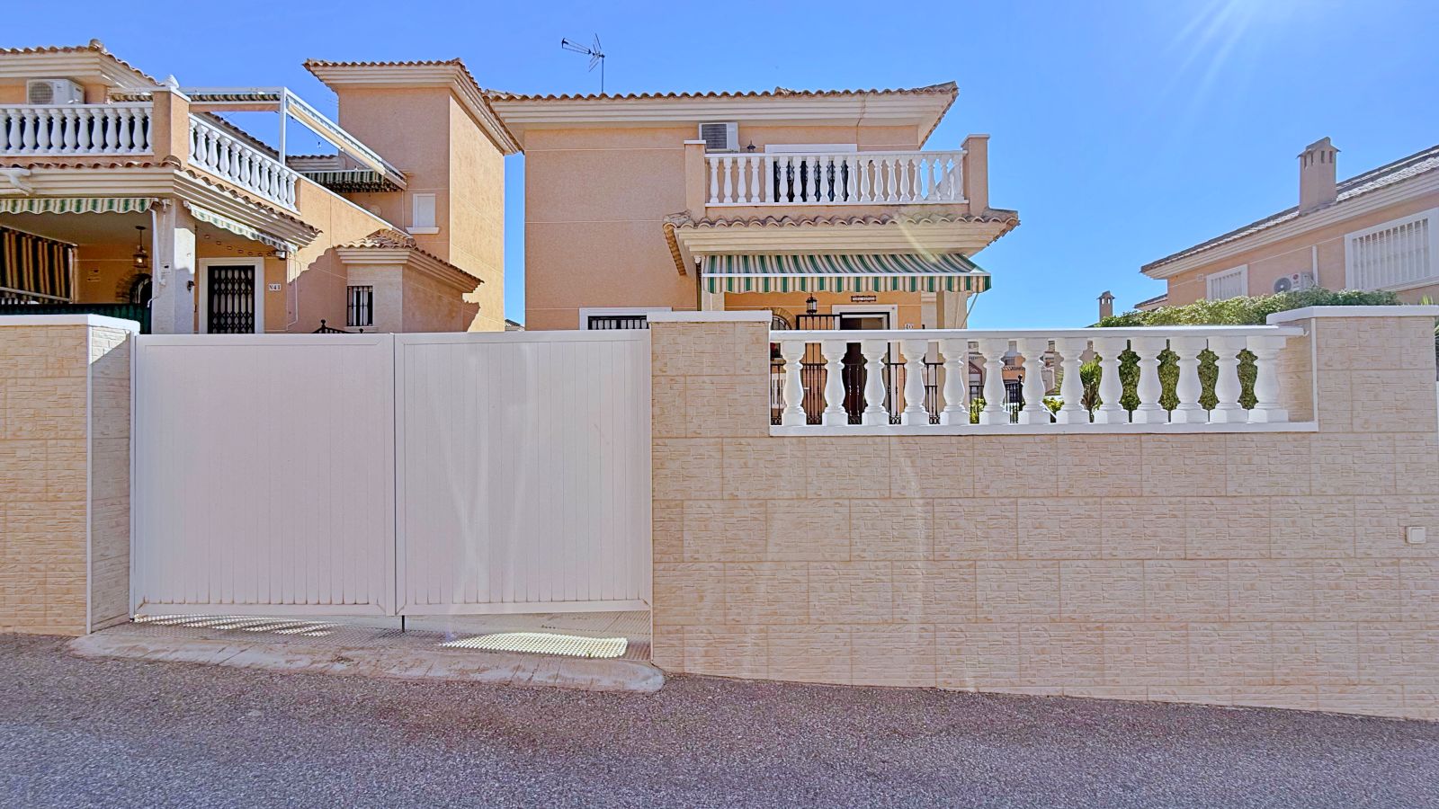 For Sale - 4 Bedroom 2 Bathroom Villa in Orihuela - Orihuela Costa  - Alicante