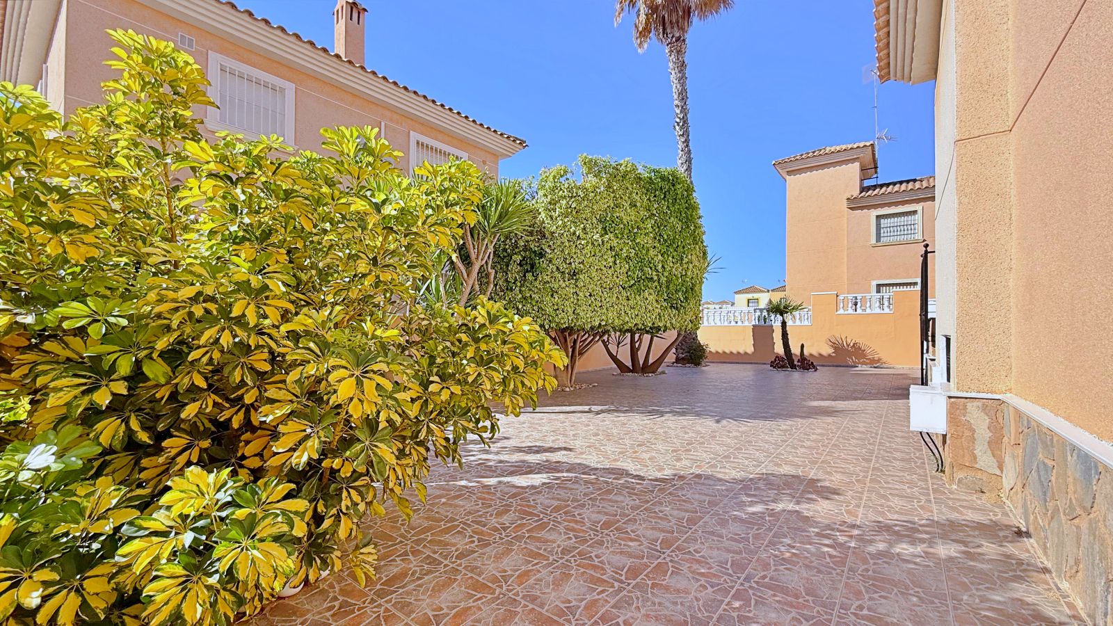 For Sale - 4 Bedroom 2 Bathroom Villa in Orihuela - Orihuela Costa  - Alicante