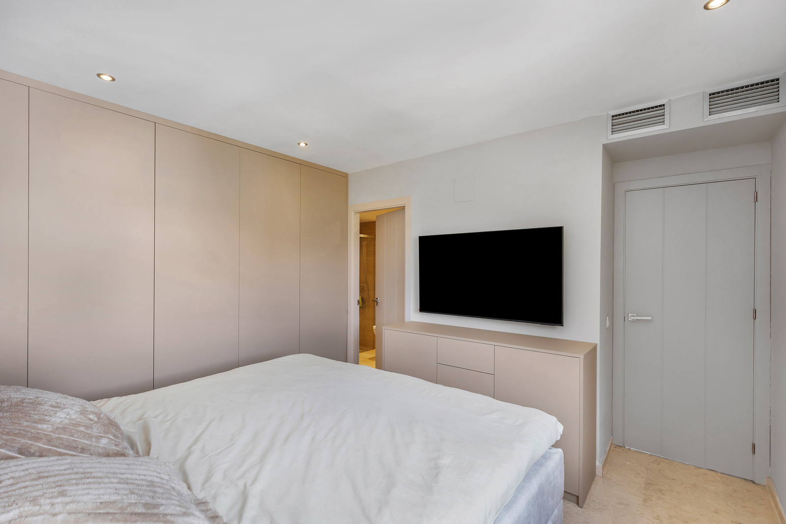 For Sale - 3 Bedroom 2 Bathroom Apartment in Torrevieja - Punta Prima  - Alicante