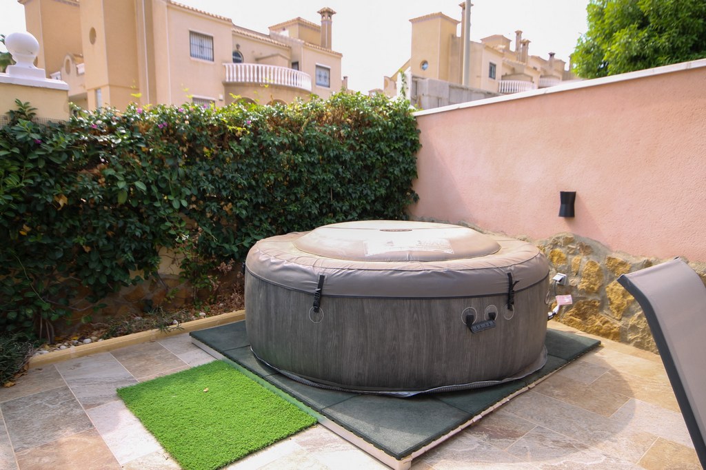 For Sale - Beautifully presented 3 bed villa with communal pool -  - Alicante