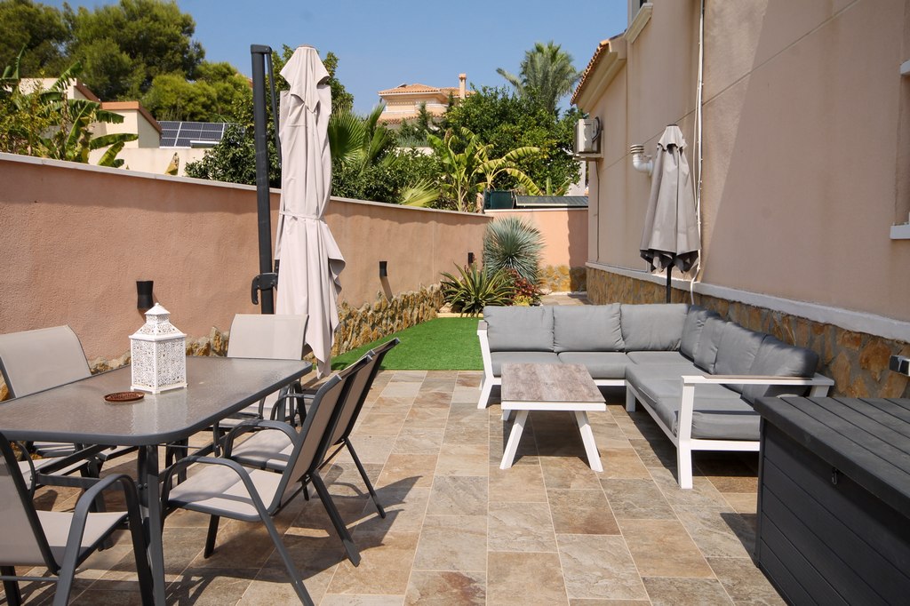 For Sale - Beautifully presented 3 bed villa with communal pool -  - Alicante