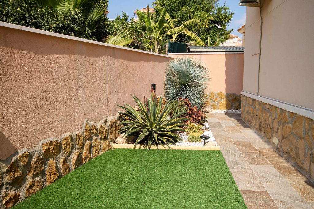 For Sale - Beautifully presented 3 bed villa with communal pool -  - Alicante